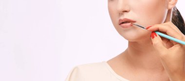 Kadın makyaj yapar. Yüz estetiği. Cilt bakımı. Yüz ışıklandırıcı. Maskara.