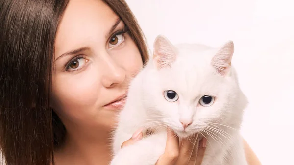 Jovem com gato branco. Feliz menina alergia animal. Conceito veterinário — Fotografia de Stock