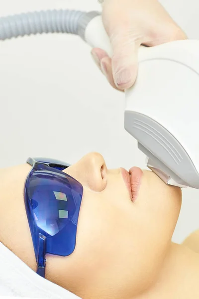 Procedura di rimozione anti acne. Dispositivo di cosmetologia. Clinica di irrigidimento facciale donna. Bella ragazza e medico mano — Foto Stock
