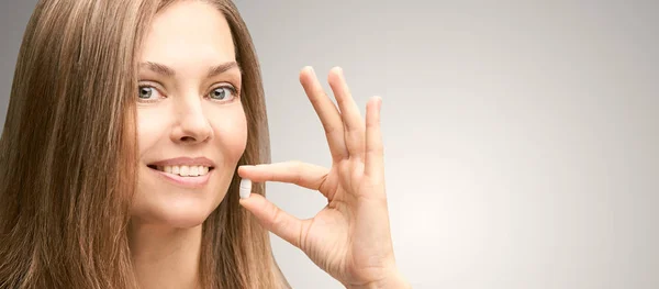 Chica tomar la píldora blanca. Bebida humana analgésico. Suplemento contra el dolor de cabeza. Mujer madura —  Fotos de Stock