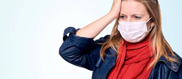 Chica con máscara en la cara. Retrato de mujer. Equipo de protección. Gripe epidémica enferma. Enfermedad de cuarentena sanitaria — Foto de Stock