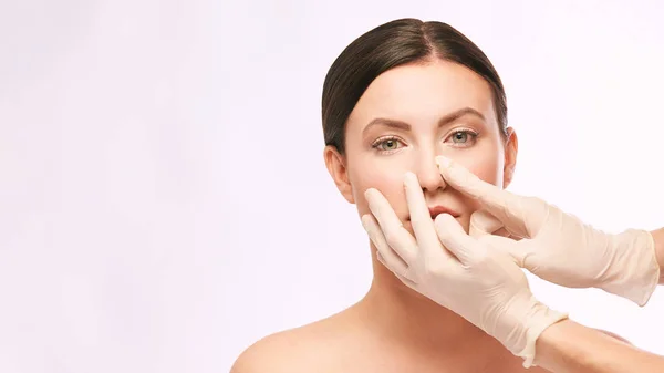 Derma femminile ringiovanire il trattamento. Dottore in guanti toccare faccia donna. Cosmetologia bel ritratto. Paziente con iniezione facciale — Foto Stock