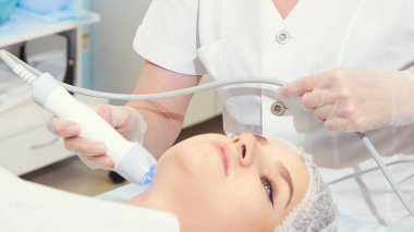 Kızılötesi ışık tedavisi. Kozmetik baş yordamı. Güzellik kadını yüz. Kozmetik salonu aygıt. Yüz cilt gençleştirme