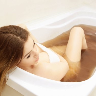 Külotdetoks banyo terapisi. Sağlıklı anteler spa rahatlayın. Tıbbi maral banyoda kız cesedi. Su üstündeki kadın. Alternatif koametoloji prosedürü