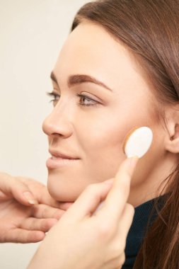 Profesyonel makyöz yüz maskara uygulayın. Kadın güzellik modeli. Doğa çıplak bak. Kontur Vakfı