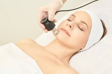 Elektroporasyon yüz gençleştirme. Kozmetik yüz tedavi. Salon kozmetik donanım. Tıbbi kadın ekipman. Güzellik kız