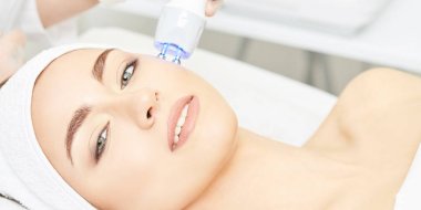 Kızılötesi ışık tedavisi. Kozmetik baş yordamı. Güzellik kadını yüz. Kozmetik salonu aygıt. Yüz cilt gençleştirme