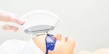 IPL lazer klinik tedavi. Kozmetik tıbbi prosedür. Yüz Cilt ejuvenation. Şevval Özçelik Güzellik aygıt. Anti akne. Genç güzel kız. Kadın yüz bakımı