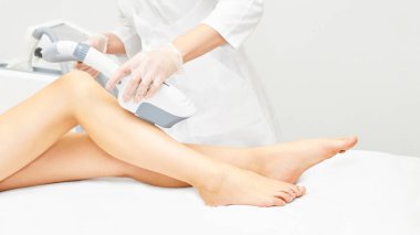 Lazer IPL aygıt Doktor elinde. Kadın vücut epilasyon. Mükemmel epilatör. Kozmetik bacak teknoloji