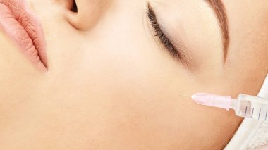 Kadın yüz kozmetik tedavi. Biorevitalization cilt tedavisi. Doktor dolgu ekleyin. Kız klinik yüz MEZOTERAPİSİ. Tıbbi salonda enjekte