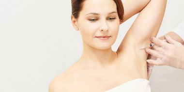 Koltukaltı hiperhidroz tedavisinde anti. Kozmetik enjekte prosedür. Klinik kozmetik ter terapisi. Beuty genç kadın. Kız Cilt Bakımı