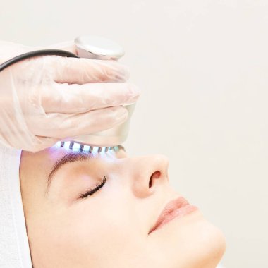 Kızılötesi ışık tedavisi. Kozmetik baş yordamı. Güzellik kadını yüz. Kozmetik salonu aygıt. Yüz cilt gençleştirme