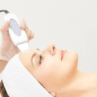 Ultrasinic kozmetik yüz ekipman. Yüz cilt temizleme. Güzellik kadın kız. Tıbbi salon bakım makine