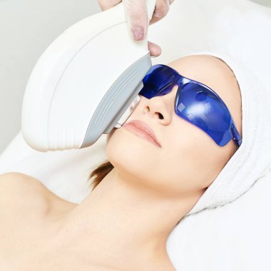 Yüz epilasyon lazer. Kozmetik IPL cihazı. Kadın vücudunda Kliniği. Sağlık Güzellik kız. Akne salon tedavi aracı
