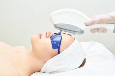 IPL lazer klinik tedavi. Kozmetik tıbbi prosedür. Yüz Cilt ejuvenation. Şevval Özçelik Güzellik aygıt. Anti akne. Genç güzel kız. Kadın yüz bakımı