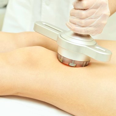 Kavitasyon kozmetik kadın yordamı. Lipo ultrasonik makine. Vücut anti selülit tedavisi. Ultrason radyo kız terapi