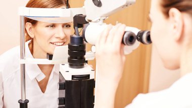 Göz oftalmolog muayenesi. Görme geri kazanımı. Astigmatizma kontrol kavramı. Oftalmoloji diagmostic cihaz. Klinikte güzellik kız portre