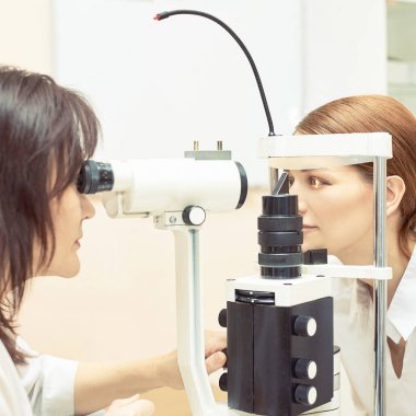 Göz oftalmolog muayenesi. Görme geri kazanımı. Astigmatizma kontrol kavramı. Oftalmoloji diagmostic cihaz. Klinikte güzellik kız portre