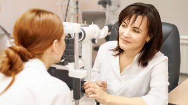 Göz oftalmolog muayenesi. Görme geri kazanımı. Astigmatizma kontrol kavramı. Oftalmoloji diagmostic cihaz. Klinikte güzellik kız portre