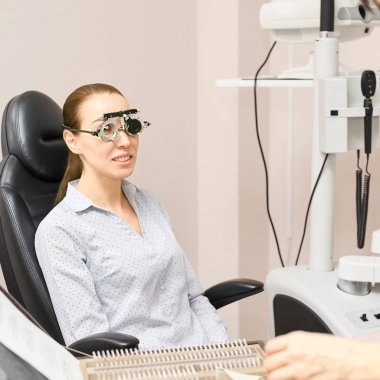 Göz oftalmolog muayenesi. Görme geri kazanımı. Astigmatizma kontrol kavramı. Oftalmoloji diagmostic cihaz. Klinikte güzellik kız portre