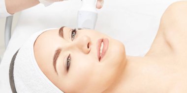 Vakum yüz Kozmetik donatımı. Yüz salon temizlik. Youn kız profesyonel Cilt Bakımı. Güzellik kadını ve sağlık aygıt