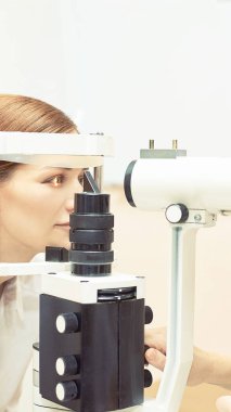 Göz oftalmolog muayenesi. Görme geri kazanımı. Astigmatizma kontrol kavramı. Oftalmoloji diagmostic cihaz. Klinikte güzellik kız portre