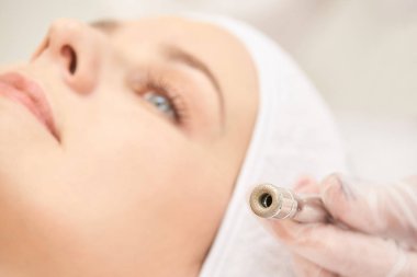 Kozmetik yüz tedavi. Hasta genç kız. Salon kozmetik donanım. Dermatoloji elmas cilt temiz