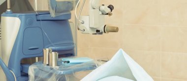 Oftalmoloji lazer mikroskop operasyonu. Doktor ve seyrek ile klinik odası. Eldiven ler ve ilaç aletleri