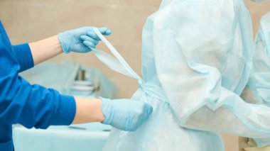 Oftalmoloji lazer mikroskop operasyonu. Doktor ve seyrek ile klinik odası. Eldiven ler ve ilaç aletleri