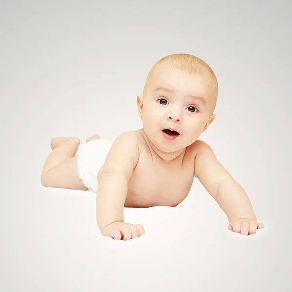 幸せな赤ちゃんの幼児。若者が家に横たわっている。白い小さな子供の頭。新生児の笑顔 — ストック写真