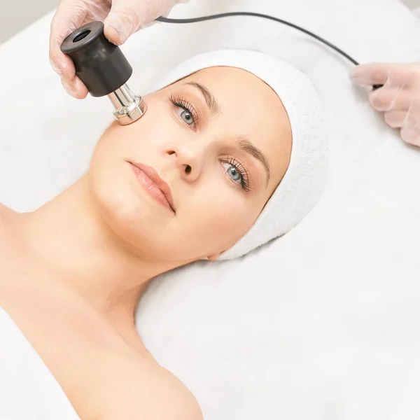 Tratamiento de la cara de la mujer electroporación. Terapia de rejuvenecimiento facial. Equipo de spa de piel de cosmetología. Levantamiento Rf. Dispositivo de masaje — Foto de Stock