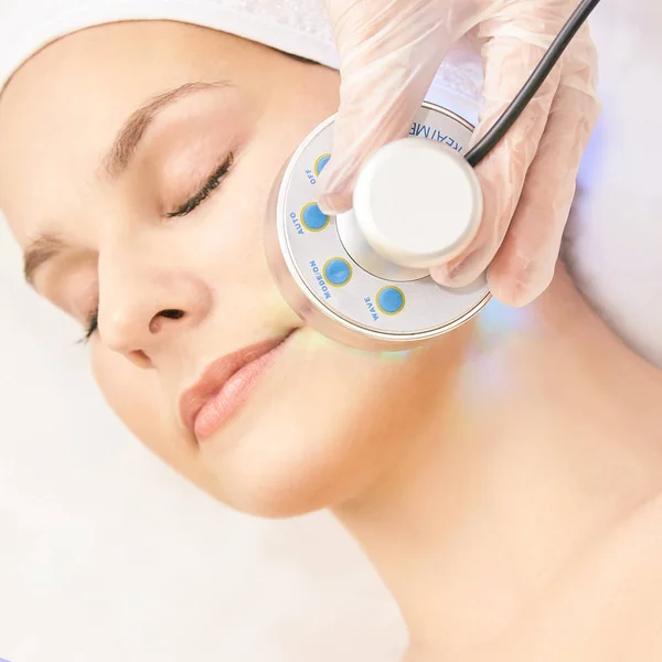 Terapia infrarossa con luce. Procedura di cosmetologia. Bellezza viso donna. Dispositivo cosmetico da salone. Ringiovanimento facciale della pelle — Foto Stock