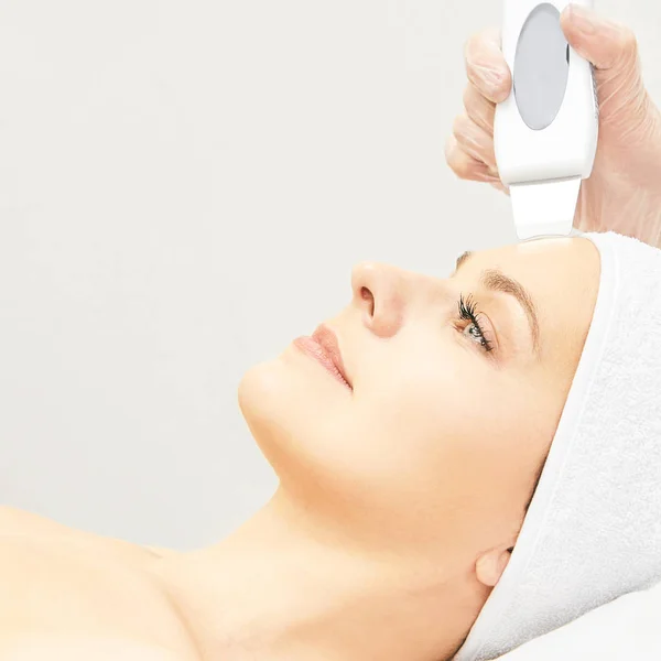 Equipo facial de cosmetología ultrasinica. Limpieza facial de la piel. Bella chica femenina. Máquina de cuidado de salón médico — Foto de Stock