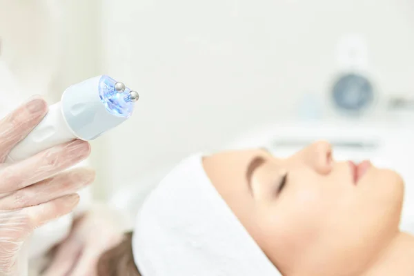 Leczenie medyczne spa Pielęgnacja skóry twarzy. Piękna twarz kobiety czyszczenie. Estetyka ultra dźwięku leczenia specjalistycznego. Sprzęt kosmetyczny, narzędzia — Zdjęcie stockowe