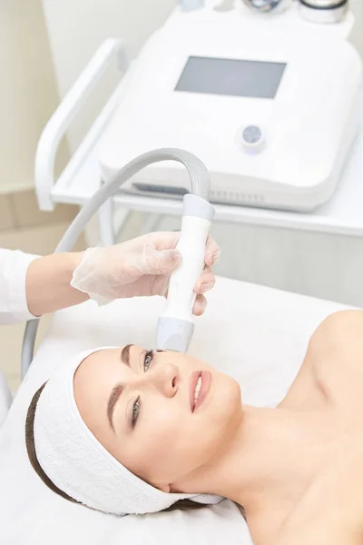 Vacuüm gezicht cosmetologie apparatuur. Facial salon reiniging. Youn meisje professionele huidverzorging. Schoonheid vrouw en gezondheid apparaat — Stockfoto