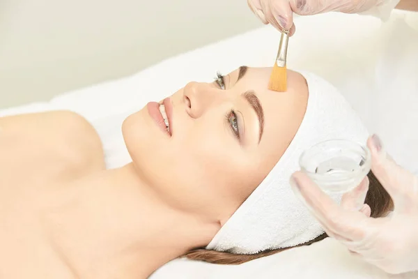 Trattamento viso con retinolo alla buccia di spazzola. Bellezza donna peeling procedura. Cosmetologia giovane ragazza therapy.Hyaluronic acido — Foto Stock