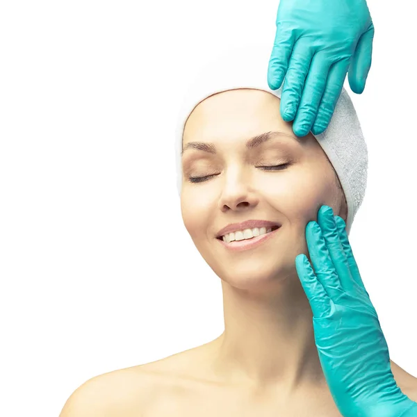 Derma femminile ringiovanire il trattamento. Dottore in guanti toccare faccia donna. Cosmetologia bel ritratto. Paziente con iniezione facciale — Foto Stock