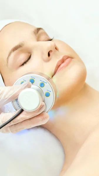 Infrarood Lichttherapie. Cosmetologie hoofd procedure. De gezicht van de vrouw van de schoonheid. Cosmeticastudio apparaat. Verjonging van de gezichtshuid — Stockfoto