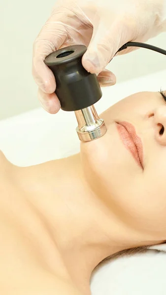 Rejuvenasi wajah Elektroporasi. Perawatan wajah Kosmetologi. Salon perangkat keras kosmetik. Peralatan medis wanita. Gadis cantik — Stok Foto