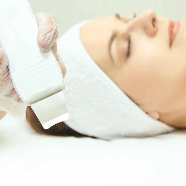 Equipo ultrasónico para la piel. Mujer cara tratamiento cosmetología. Clínica femenina procedimiento facial. Anti acné cirugía limpieza — Foto de Stock