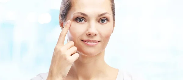 Kvinna punkt på dermatologi hudproblem. Kosmetika skönhet flicka porträtt. Ansiktsvård förfarande — Stockfoto