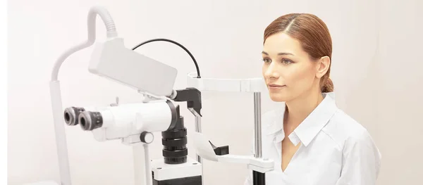 Zkouška oční oftalmolog. Uzdravení zraku. Koncepce kontroly astigmatismu. Oftalmologie na diagnostiku. Dívčí portrét na klinice — Stock fotografie
