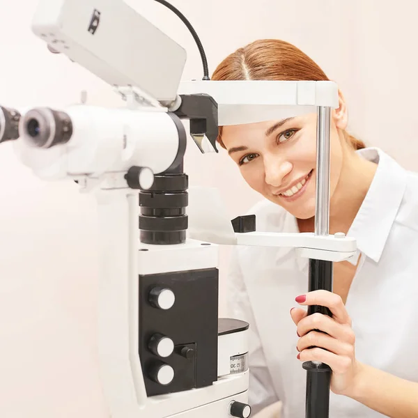 Οφθαλμολογικά τεστ οφθαλμίατρων. Ανάκαμψη της όρασης. Έννοια ελέγχου αστιγματισμού. Οφθαλμολογική συσκευή Οφθαλμολογίας. Ομορφιά κορίτσι πορτρέτο στην κλινική — Φωτογραφία Αρχείου