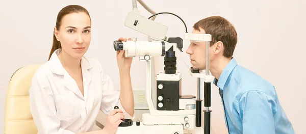 Badanie okulisty oka. Odzyskiwanie wzroku. Koncepcja kontroli astygmatyzmu. Okulistyka diagmostic urządzenia. Piękna dziewczyna portret w klinice. Człowiek pacjenta — Zdjęcie stockowe