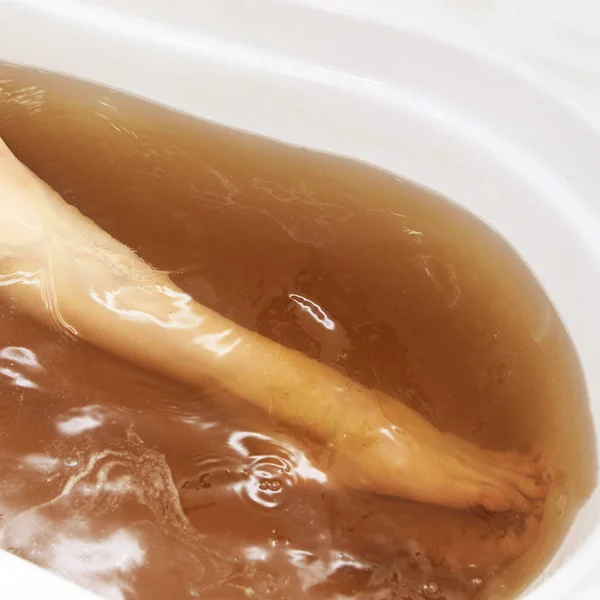 Детоксикация трусиков. Расслабьтесь здоровым антилопом спа. Девушка тело в медицинском Maral ванной. Женщина на воде. Альтернативная кометология — стоковое фото