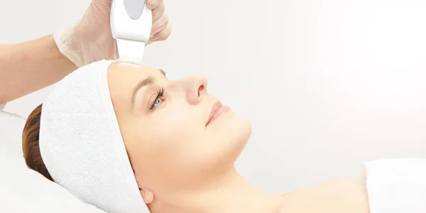 Ultrasinic cosmetologie gezicht apparatuur. Gezichtshuid schoonmaken. Schoonheid vrouwelijke meisje. Medische salon zorg machine — Stockfoto