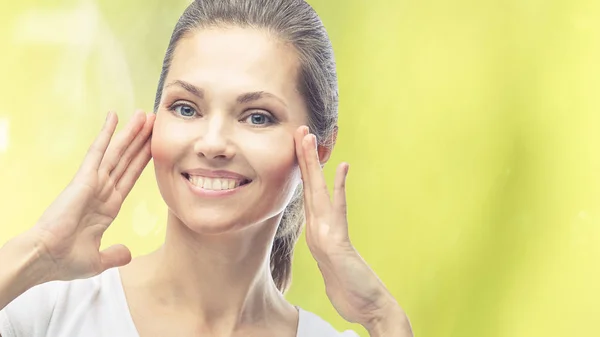 Naturlig skönhet porträtt med händer. Kosmetika mogen kvinna ansikte. Kosmetisk kräm. Hudvård. Elegant tjej — Stockfoto