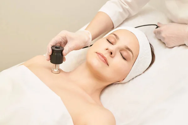 Mesoterapia non iniettabile. Dottore e paziente in clinica. Strumento di cosmetologia ringiovanimento. Donna procedura estetica del viso della pelle. Anti rughe fr sollevamento — Foto Stock