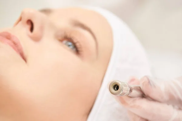 Cosmetologie gezicht behandeling. Patiënt jong meisje. Salon cosmetische hardware. Dermatologie diamant huid schoon — Stockfoto