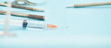 Oftalmoloji lazer mikroskop operasyonu. Doktor ve seyrek ile klinik odası. Eldiven ler ve ilaç aletleri